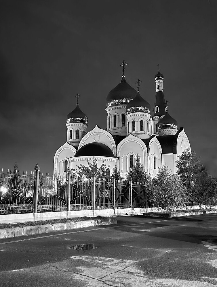 «Монумент тишины: собор в ночной Чите»