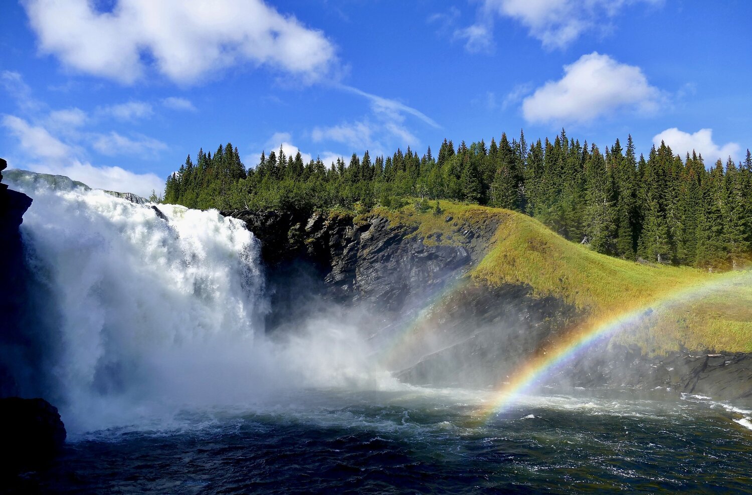 The waterfall\'s rainbow