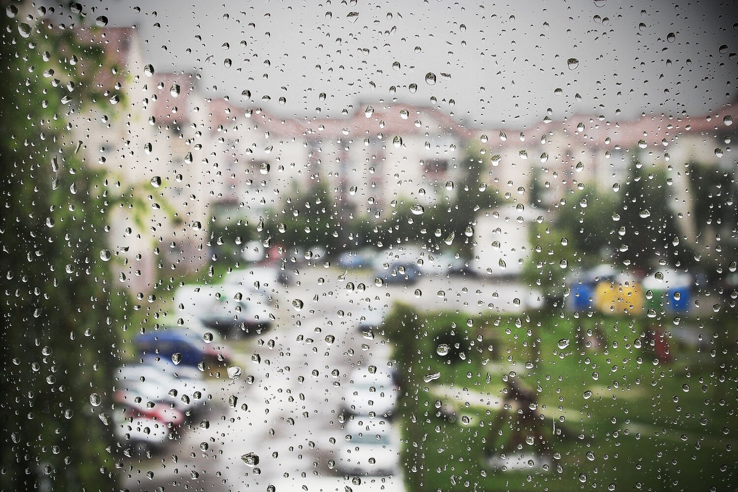 It\'s raining in the city.