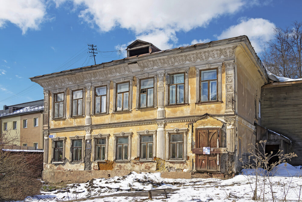 Дом с лепниной