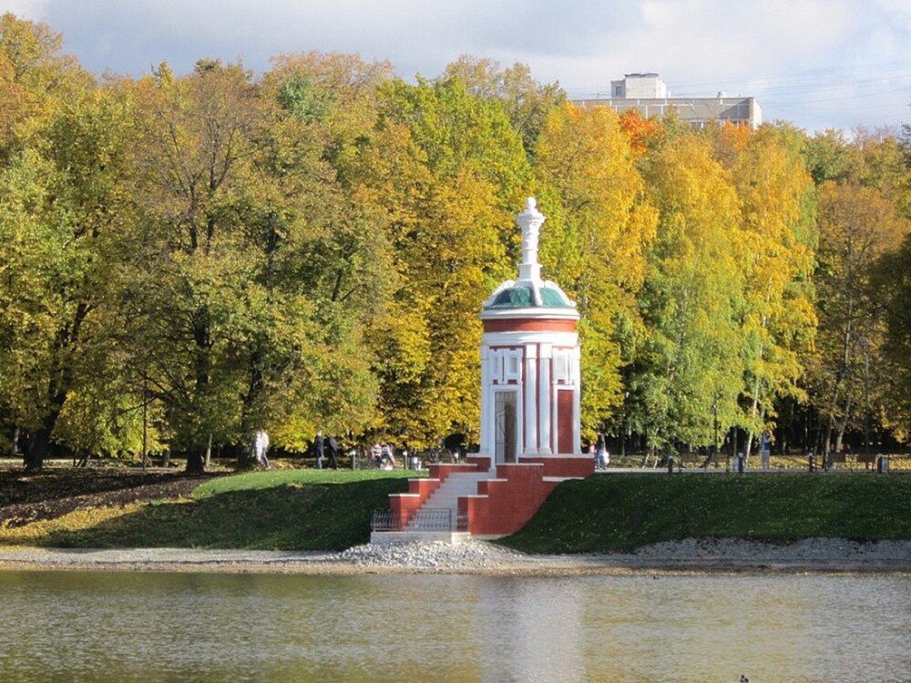 Старинная беседка в парке городском