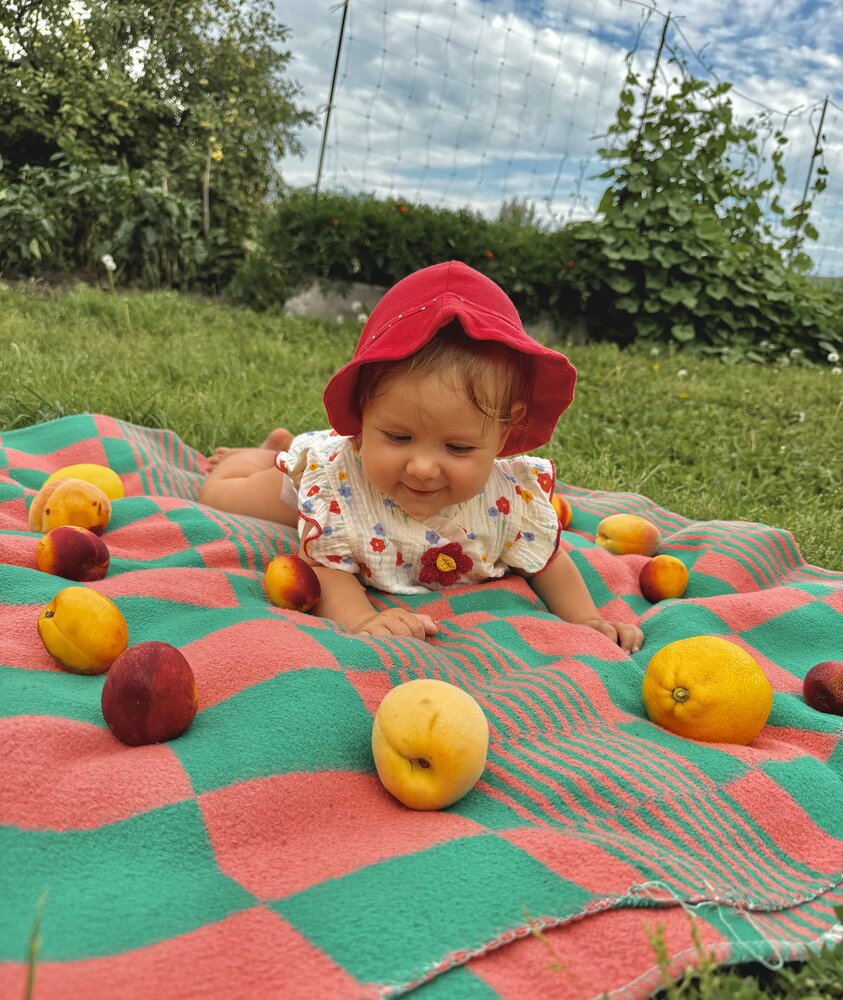 Девочка с персиками
