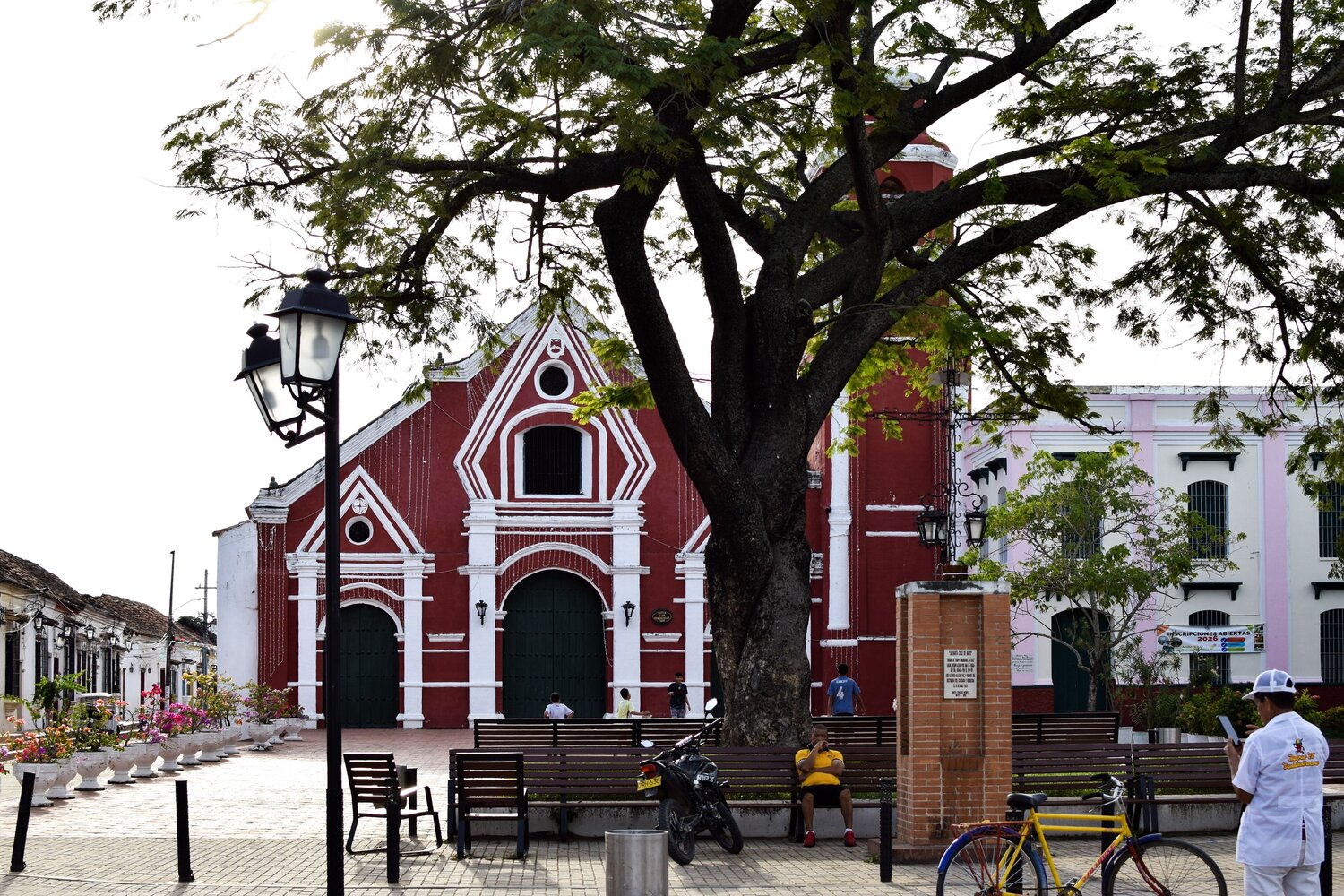 Medio día frente a la iglesia San Francisco