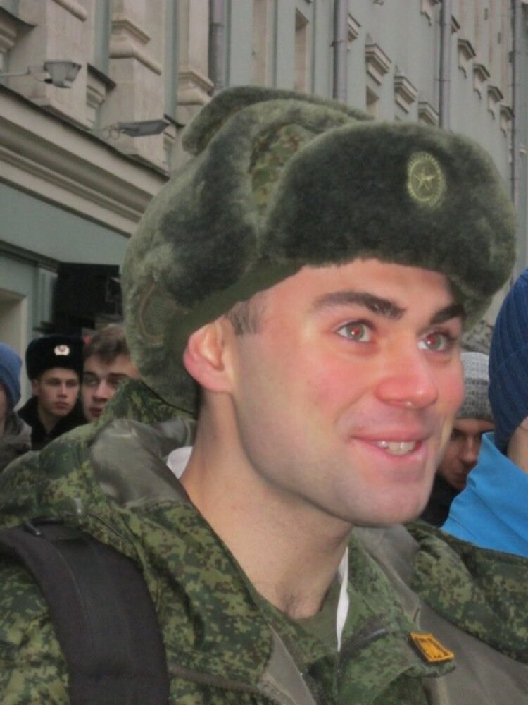 Солдат молоденький в ушанке новенькой