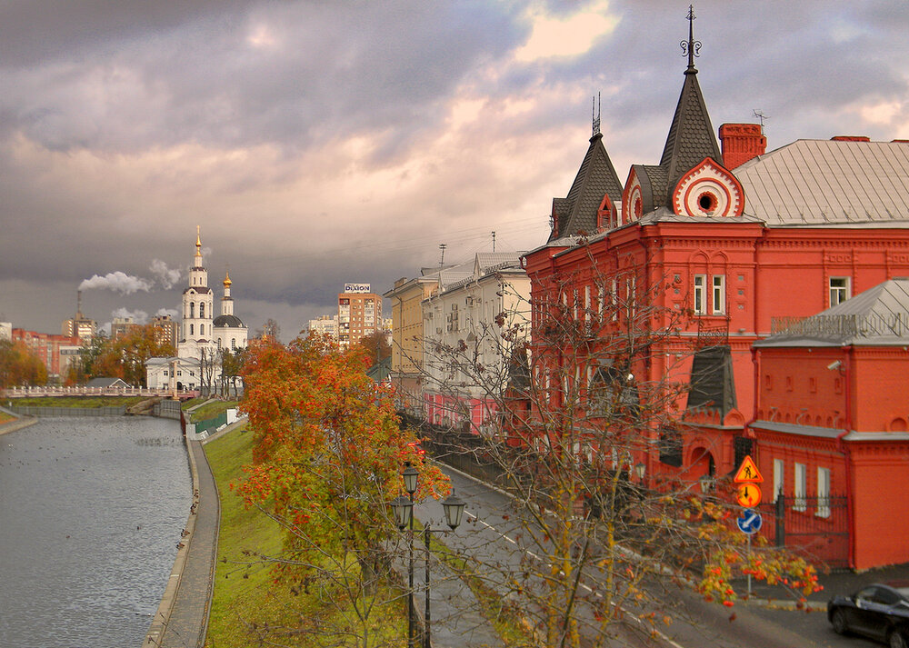 Пасмурный осенний день в городе