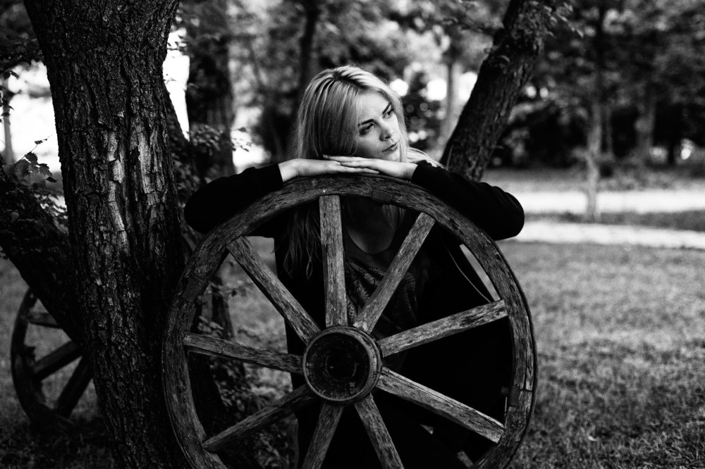 Крутится колесо скрипя, из детства унося меня