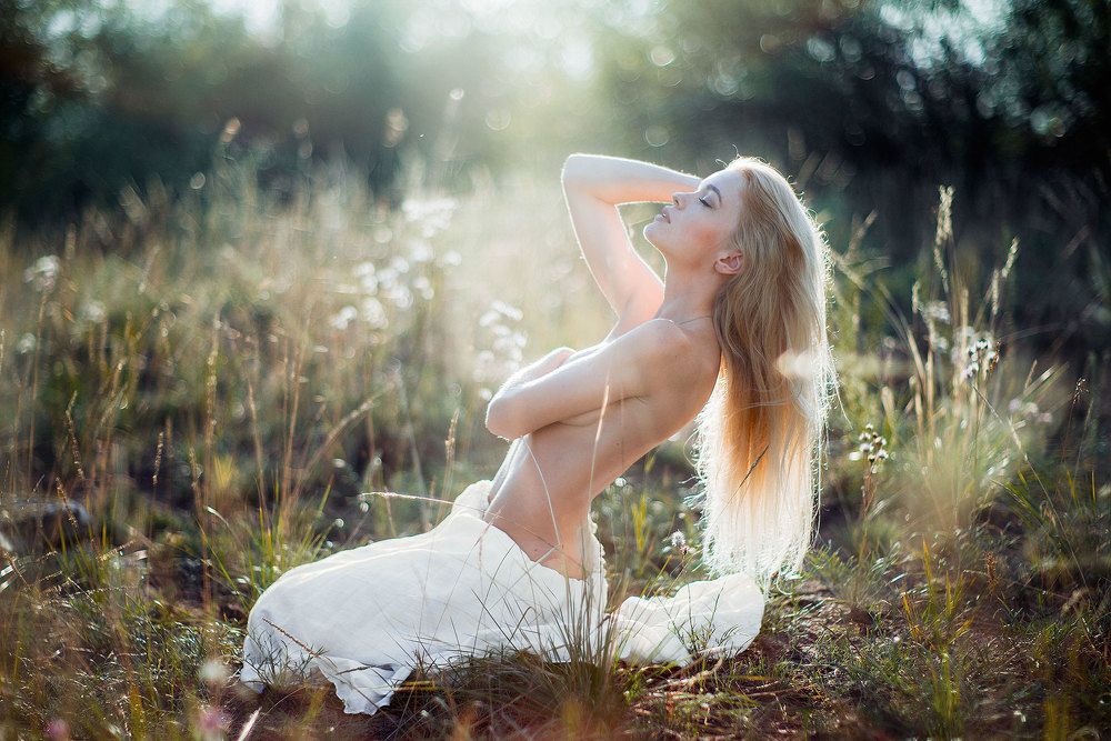 Девушка в лучах солнца