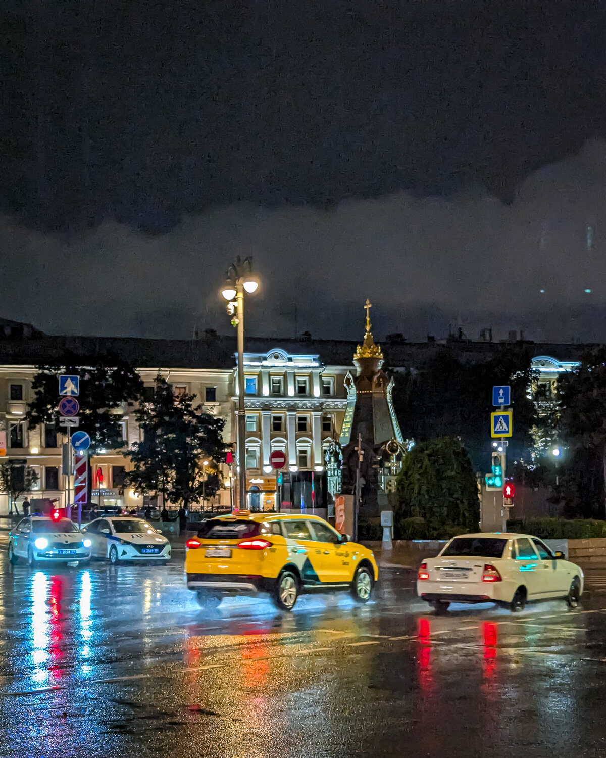 Желтый маркер дождливой Москвы