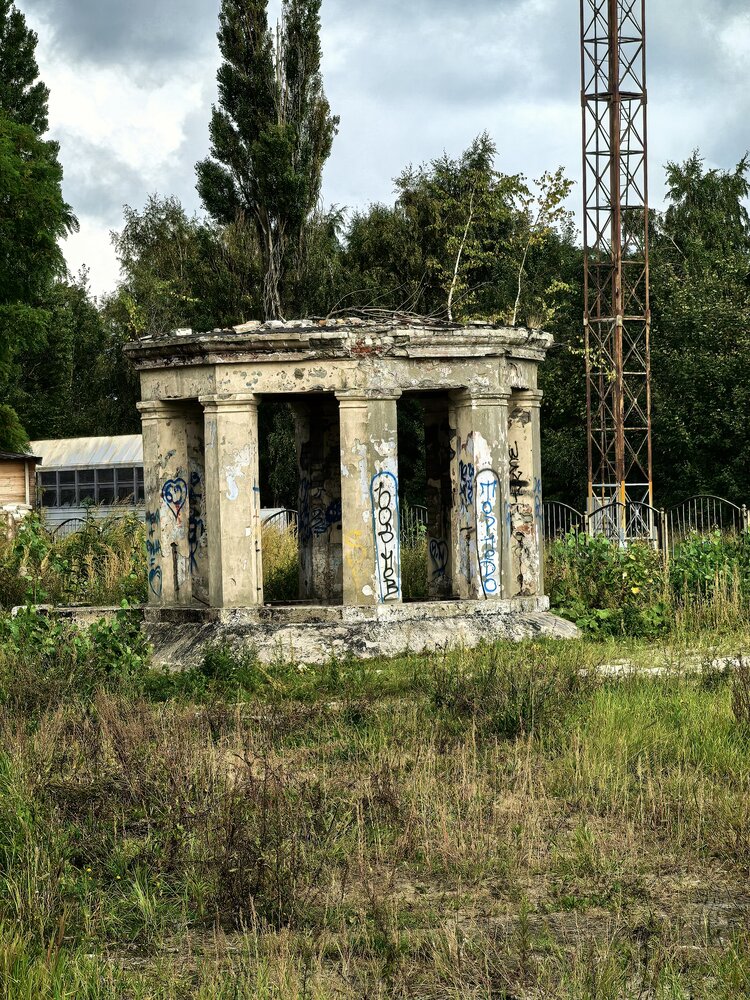 Заброшенная беседка