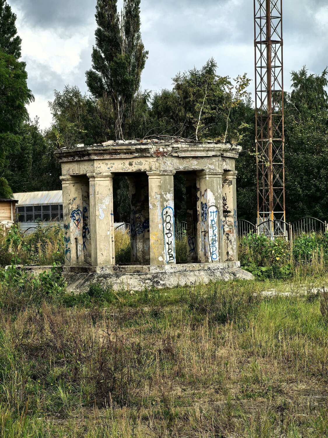 Заброшенная беседка