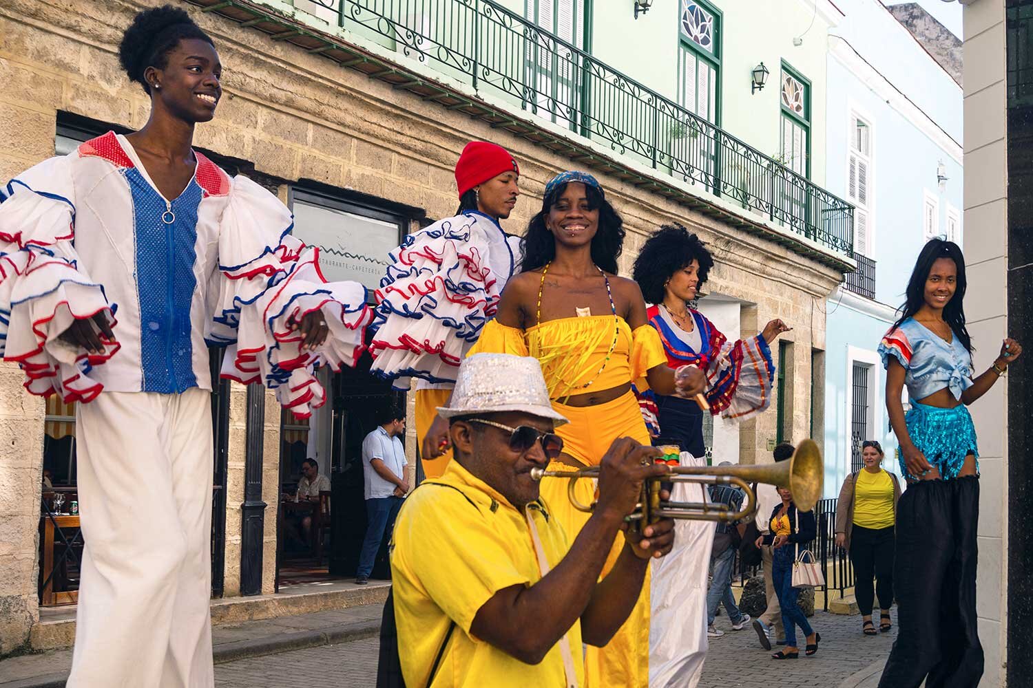 Bailadores con zancos