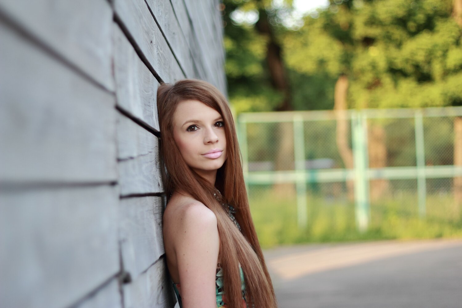 Девушка у стены