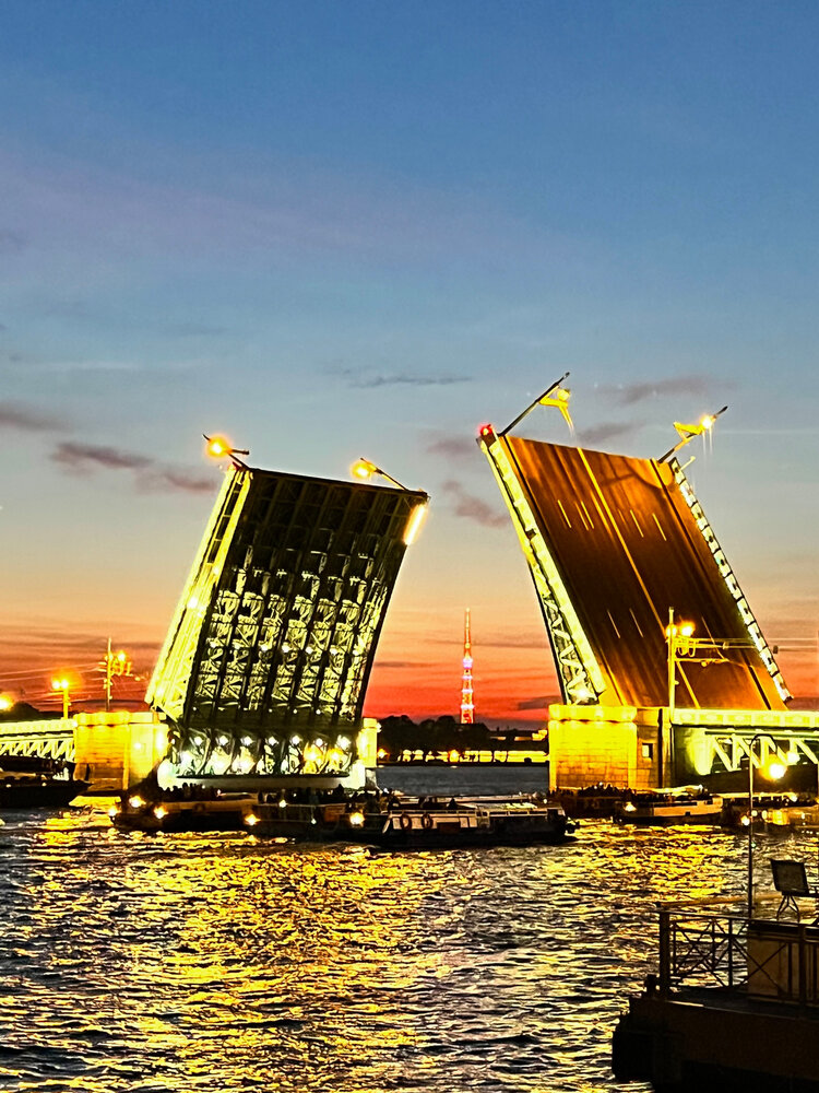 Вечерняя симметрия Петербурга / Evening Symmetry of St. Petersburg