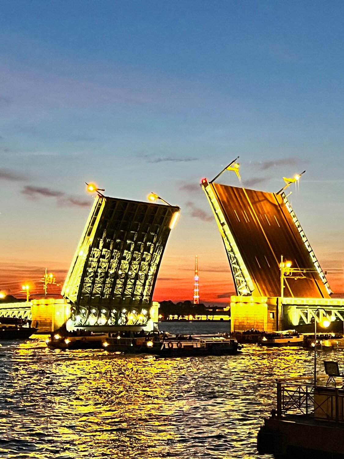 Вечерняя симметрия Петербурга / Evening Symmetry of St. Petersburg