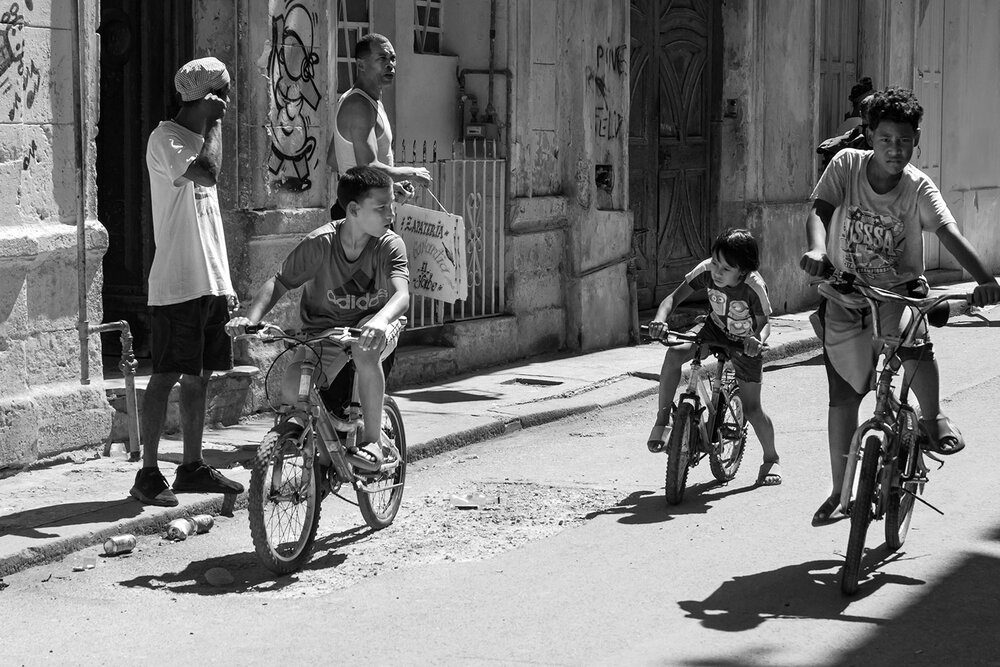 \"Niños en bici\"