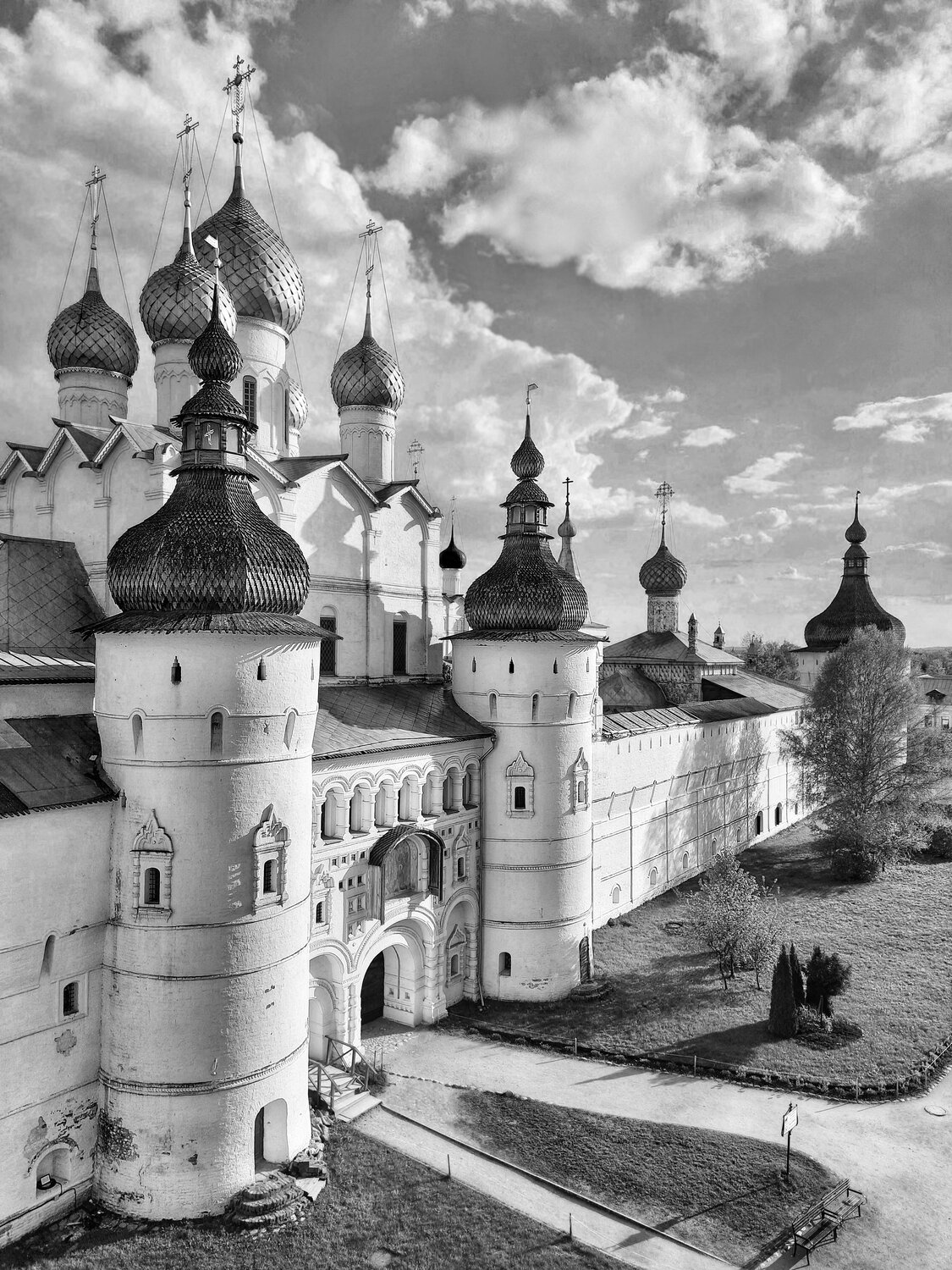Белокаменный