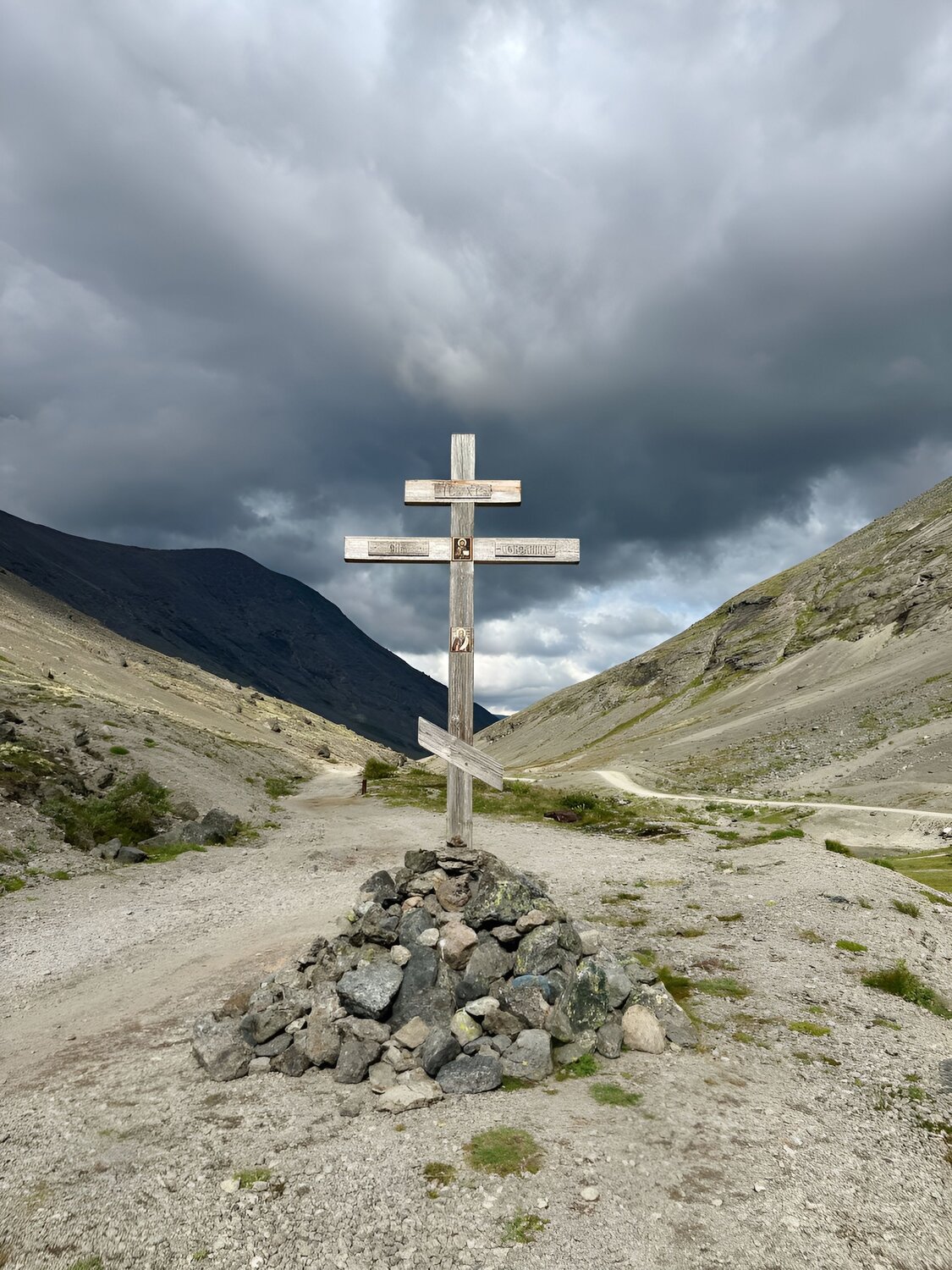 Крест в горах