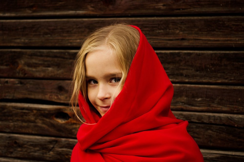 Девочка в красном