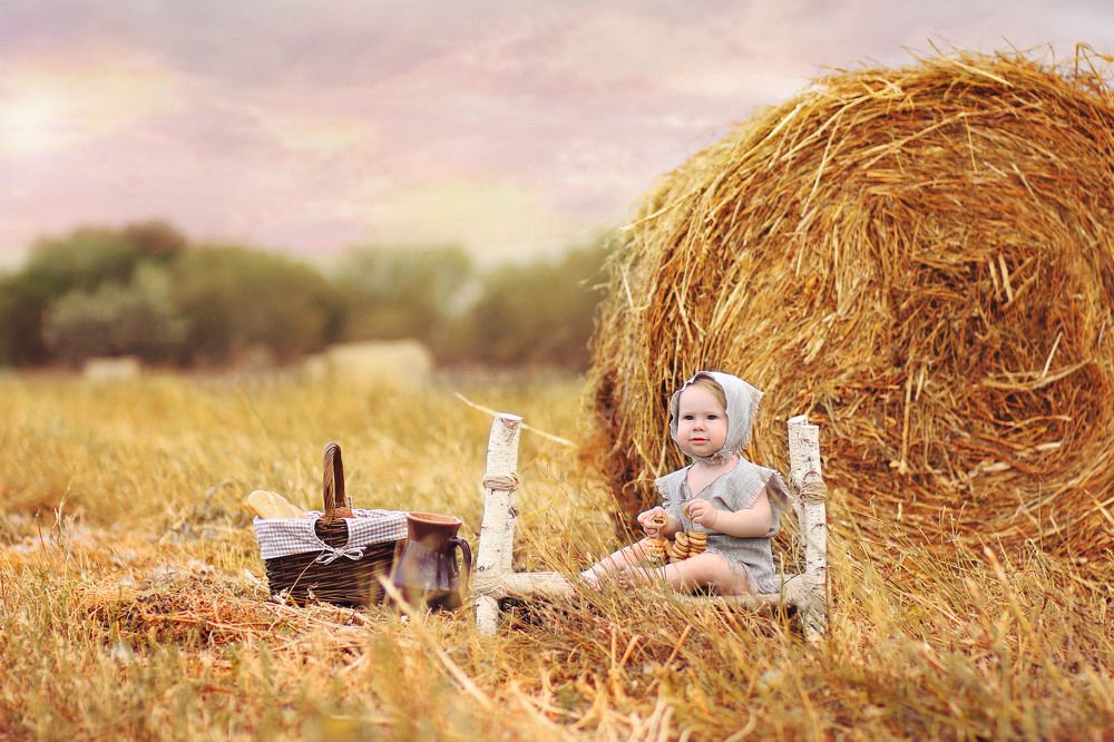 В стогах сена