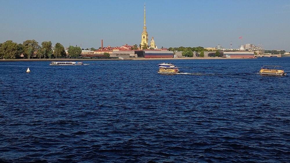 Тёмно-синяя, глубокая водная гладь реки Невы