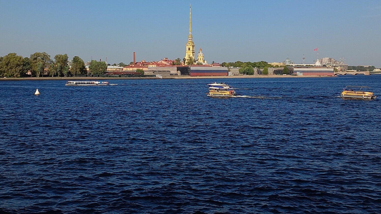 Тёмно-синяя, глубокая водная гладь реки Невы