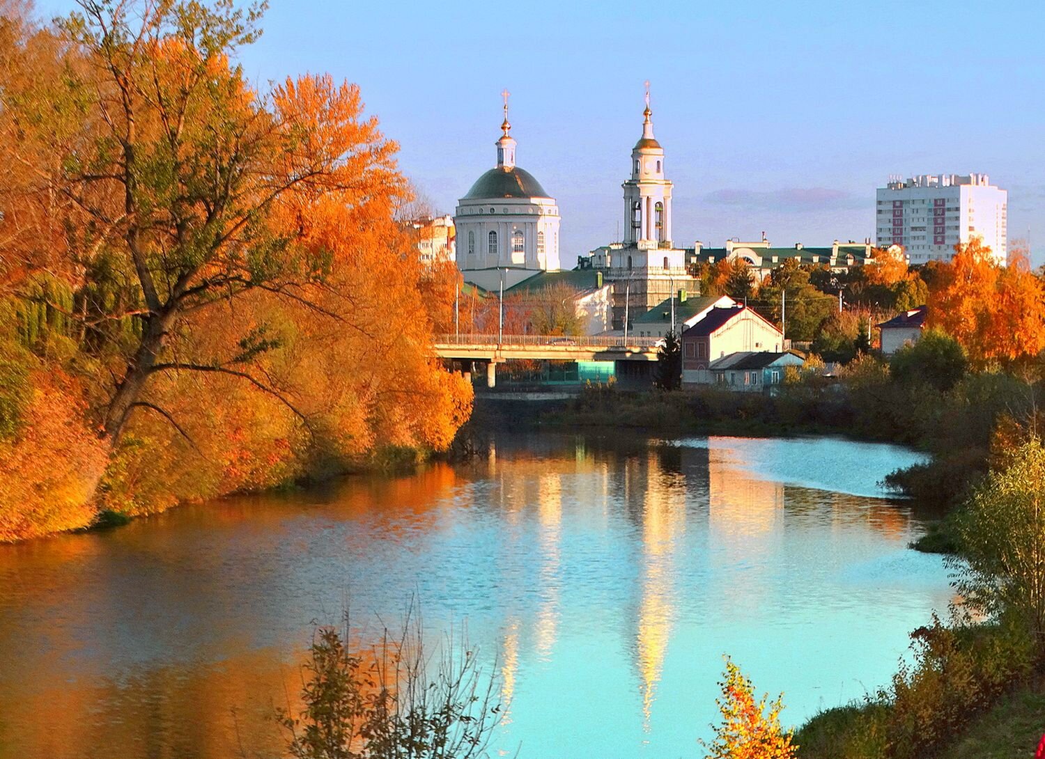 Осень на реке Орлик в городе