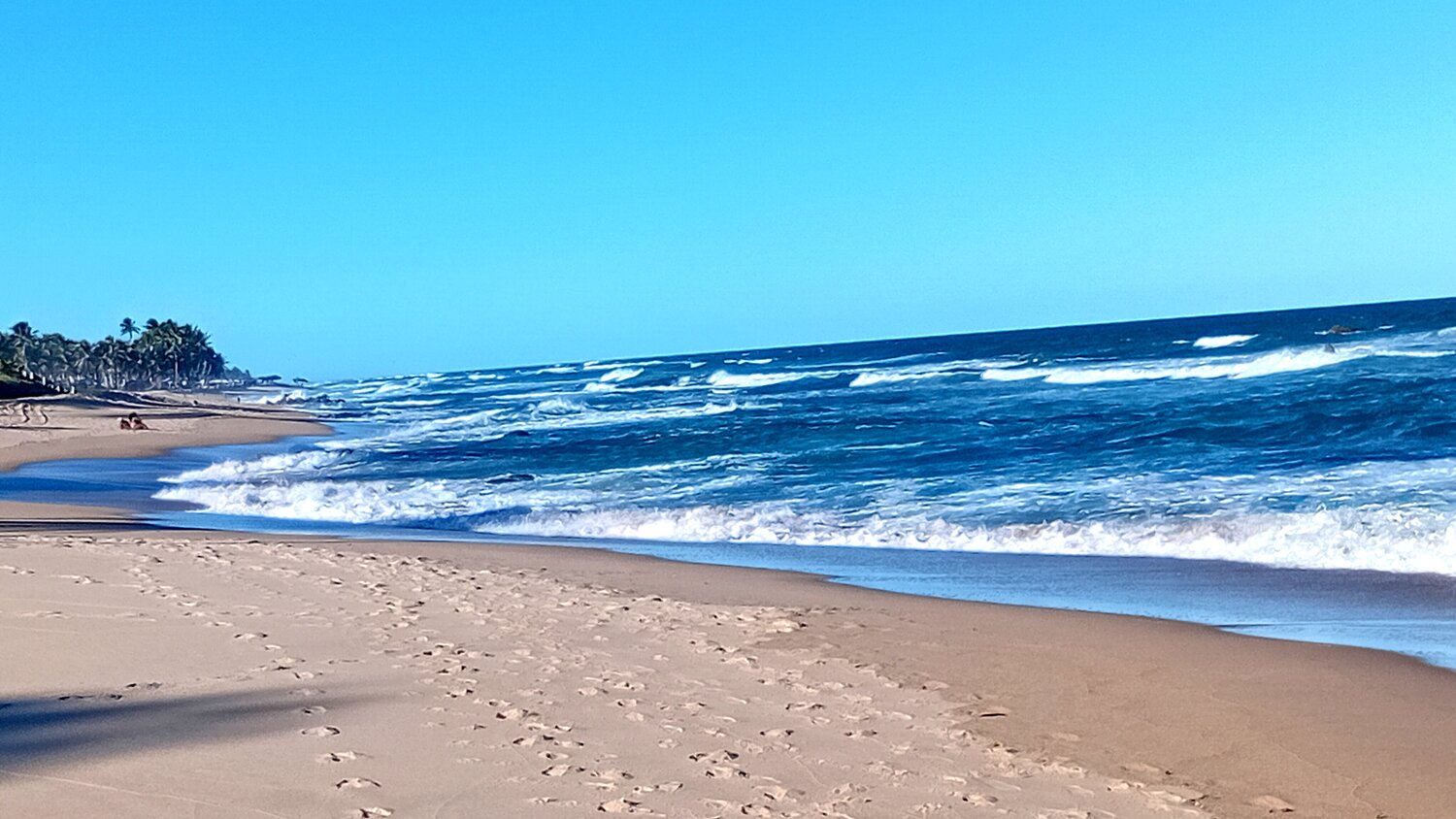 Mar azul, céu azul.