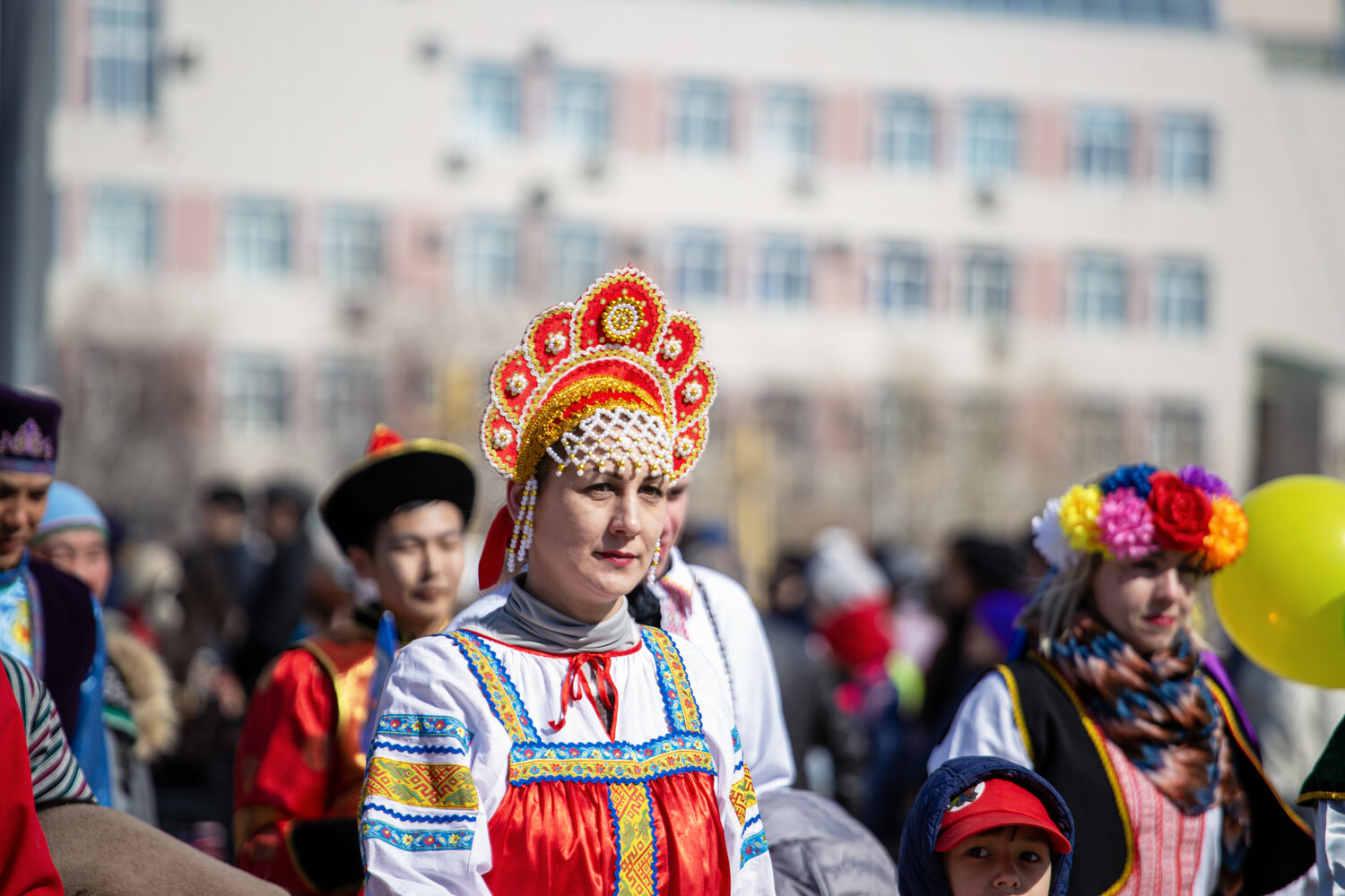 Женщина в красном кокошнике.