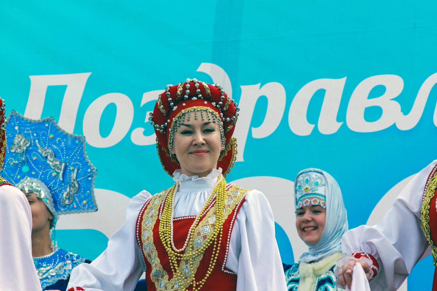 Певица в красном.