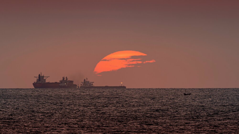 Солнце красно с вечера, моряку бояться нечего!
