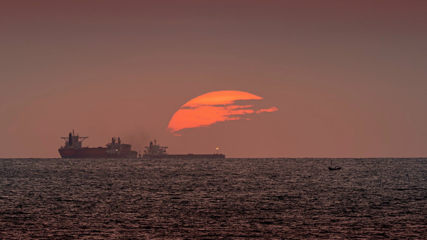 Солнце красно с вечера, моряку бояться нечего!