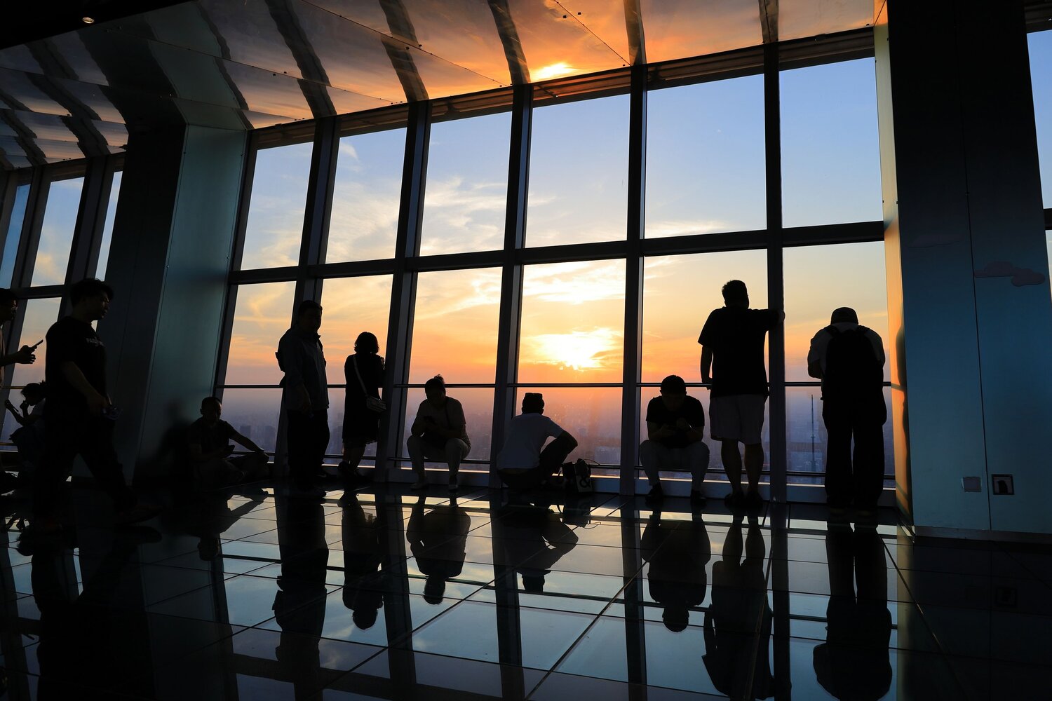 Waiting for sunset at the top of Shanghai