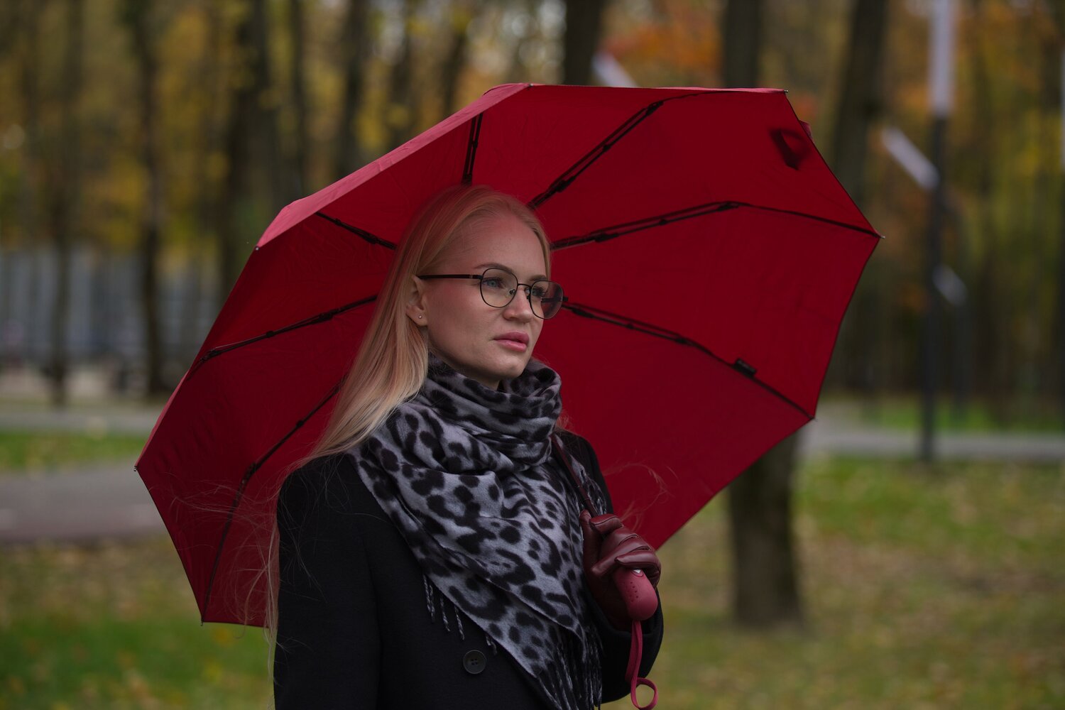 Девушка с зонтом
