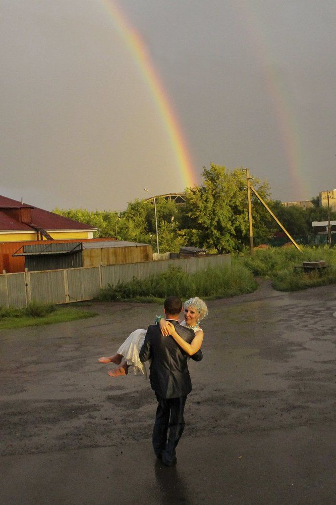 Ваша любовь пусть радостно светит, Как радуга в небе, умытом  дождём!