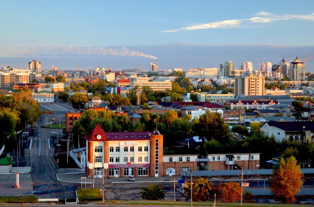 Город в лучах рассветного солнца