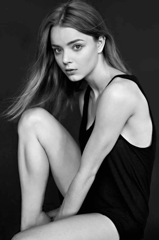 Девушка на стуле