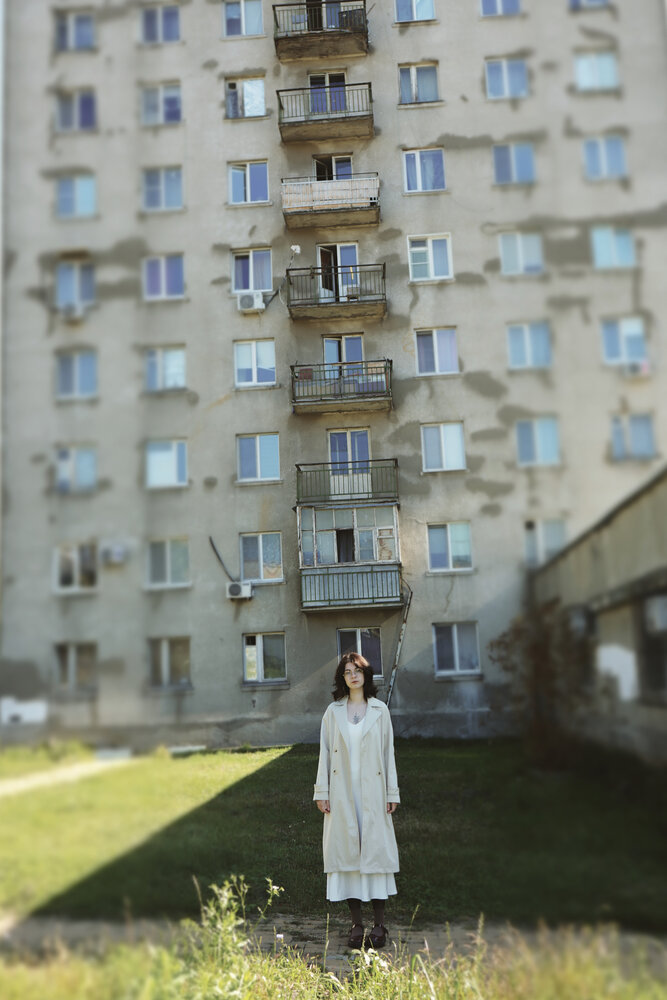 Девушка в городе.