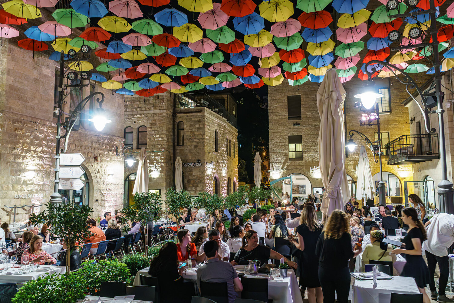 Dinner under a multicolored sky / Ужин под разноцветным небом