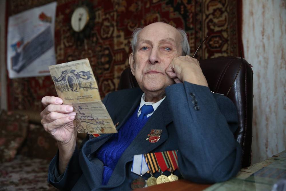 А вместо сердца, пламенный мотор!