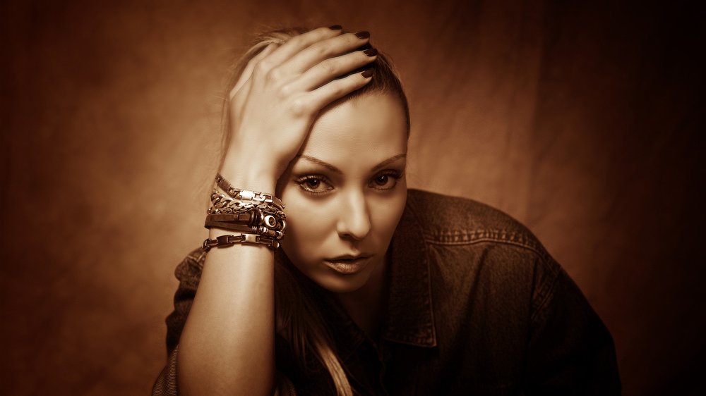 Victoria with bracelets