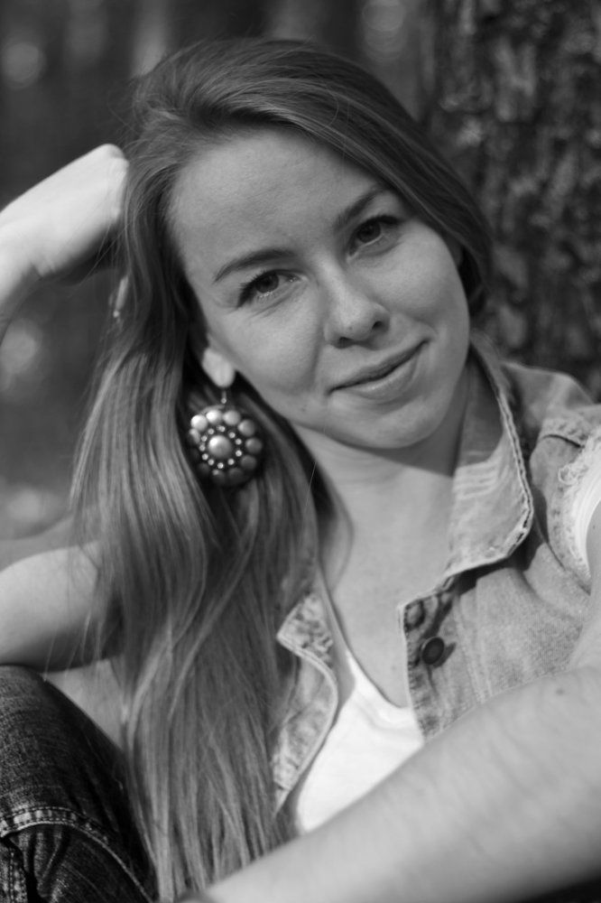 девушка с сережкой