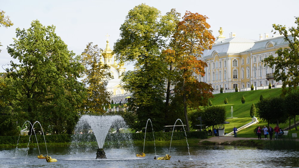 Осенняя зарисовка фонтана с рыбками