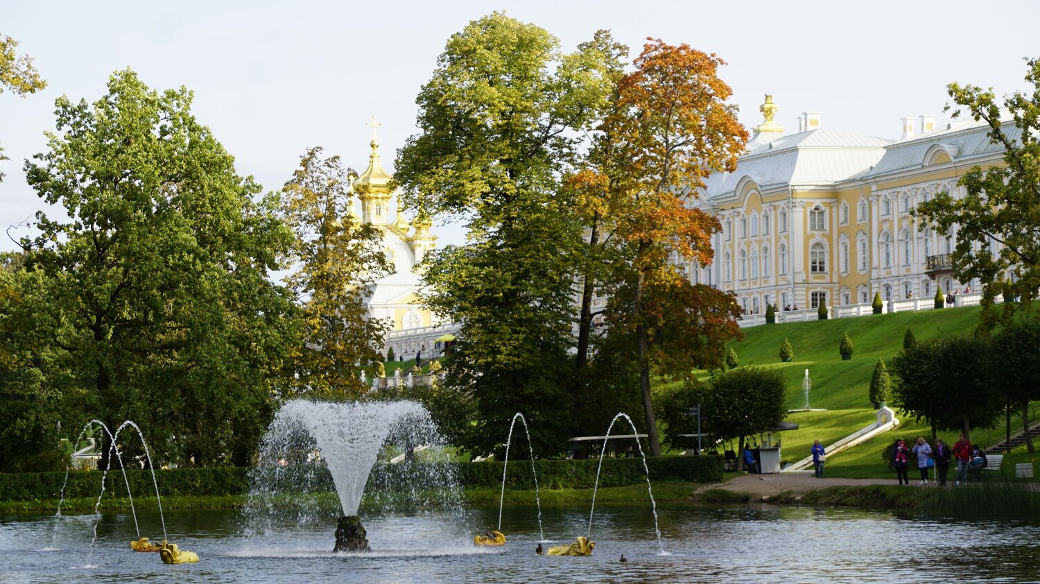 Осенняя зарисовка фонтана с рыбками
