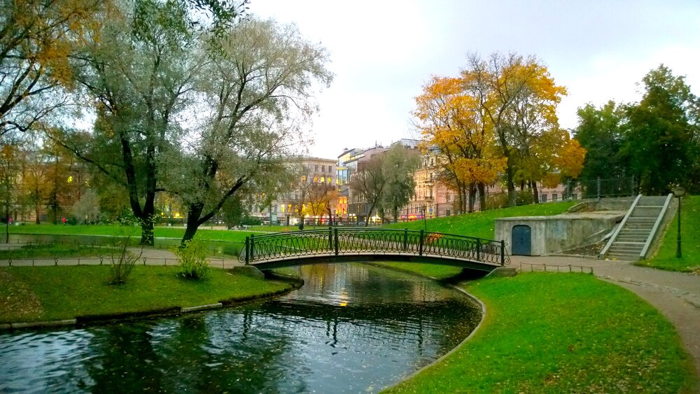 живописный мостик в центре Санкт-Петербурга