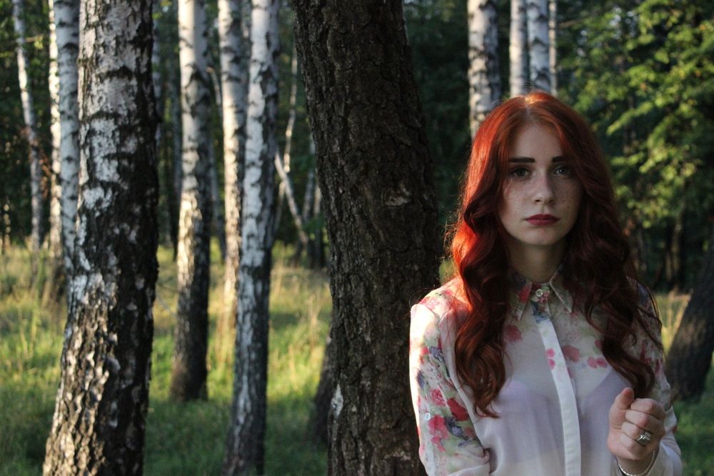 девушка в лесу