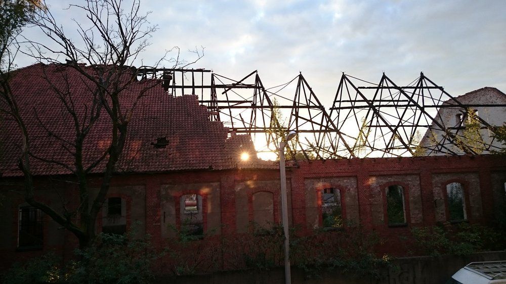 Закат сквозь крышу и тот самый фонарь