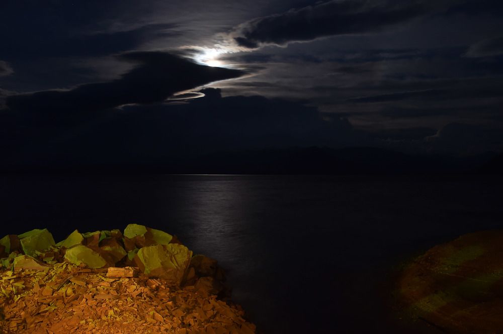 Ночь на таёжном озере.