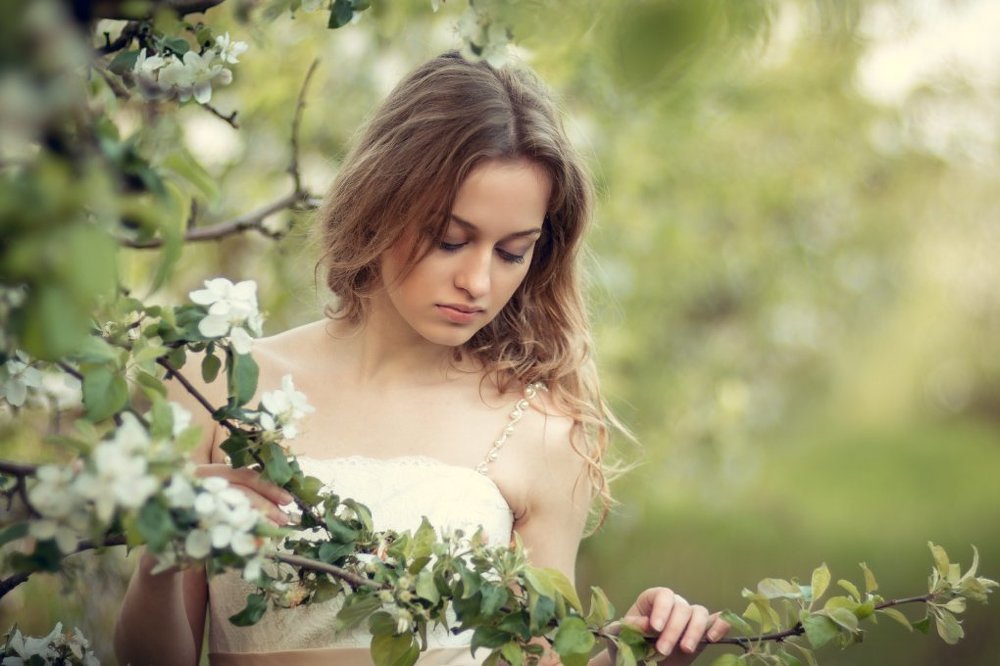 Девушка в саду