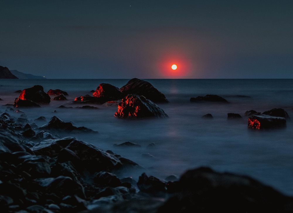 У костра под луной