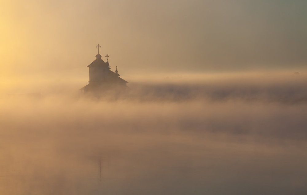 Церковь на берегу речки
